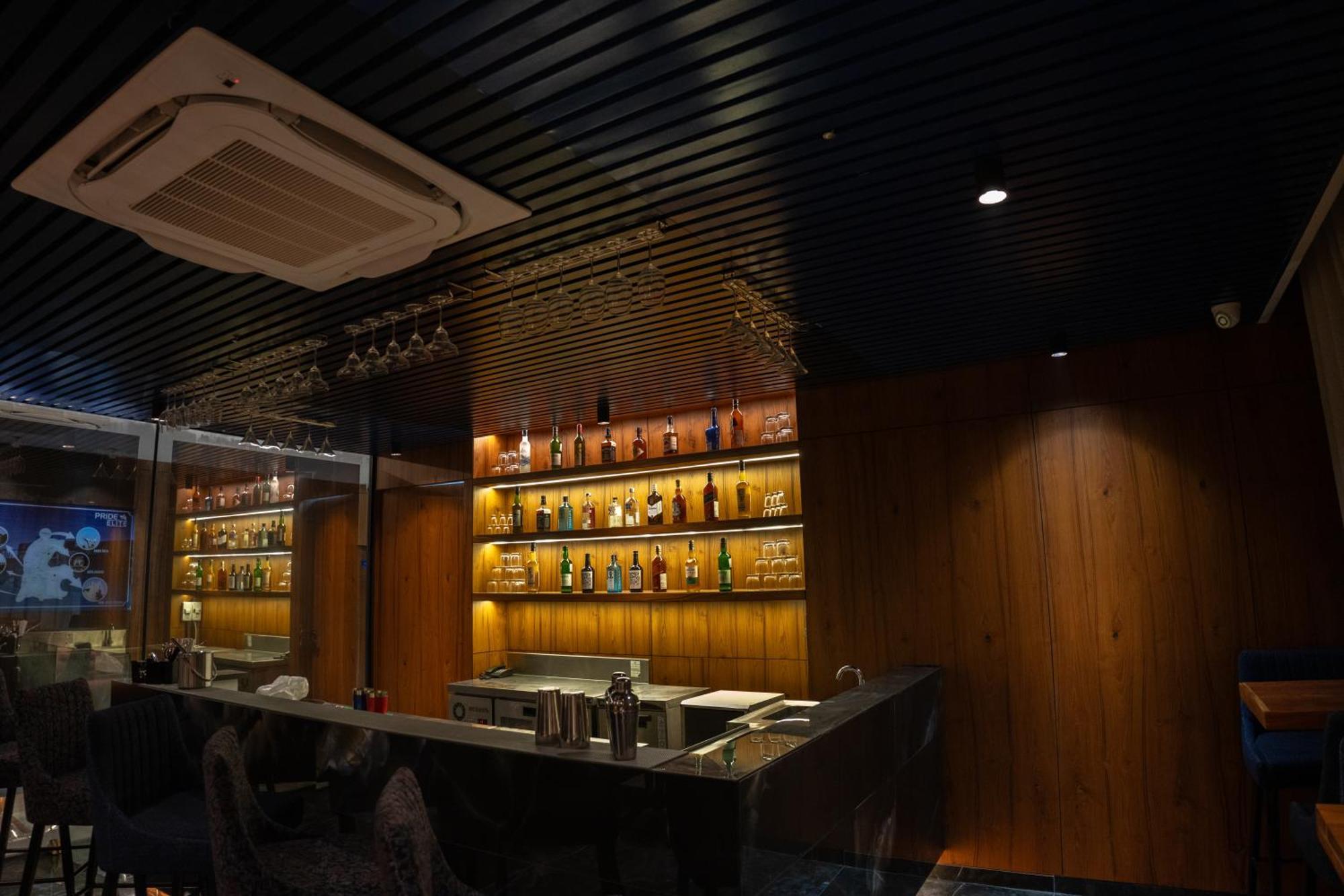 Hotel Pride Elite, Daman Exterior foto
