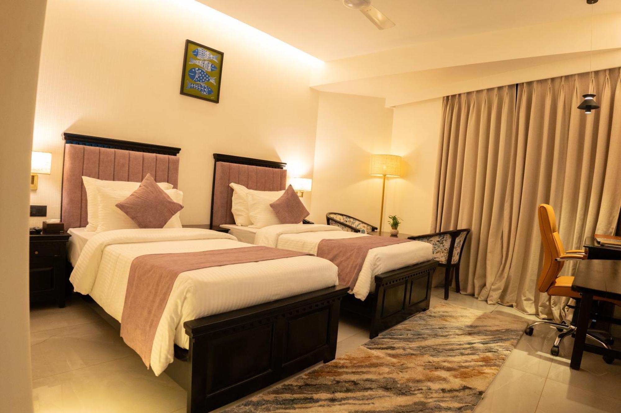 Hotel Pride Elite, Daman Exterior foto