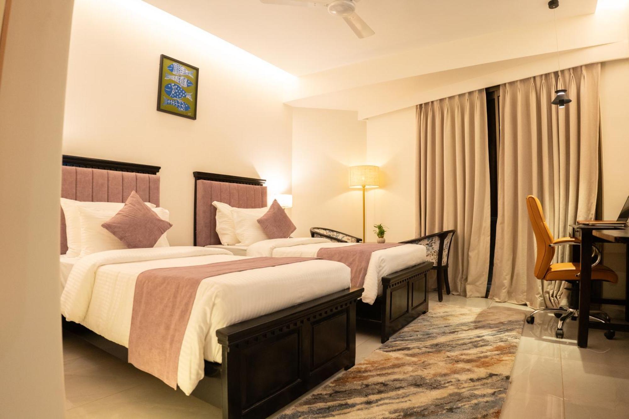 Hotel Pride Elite, Daman Exterior foto