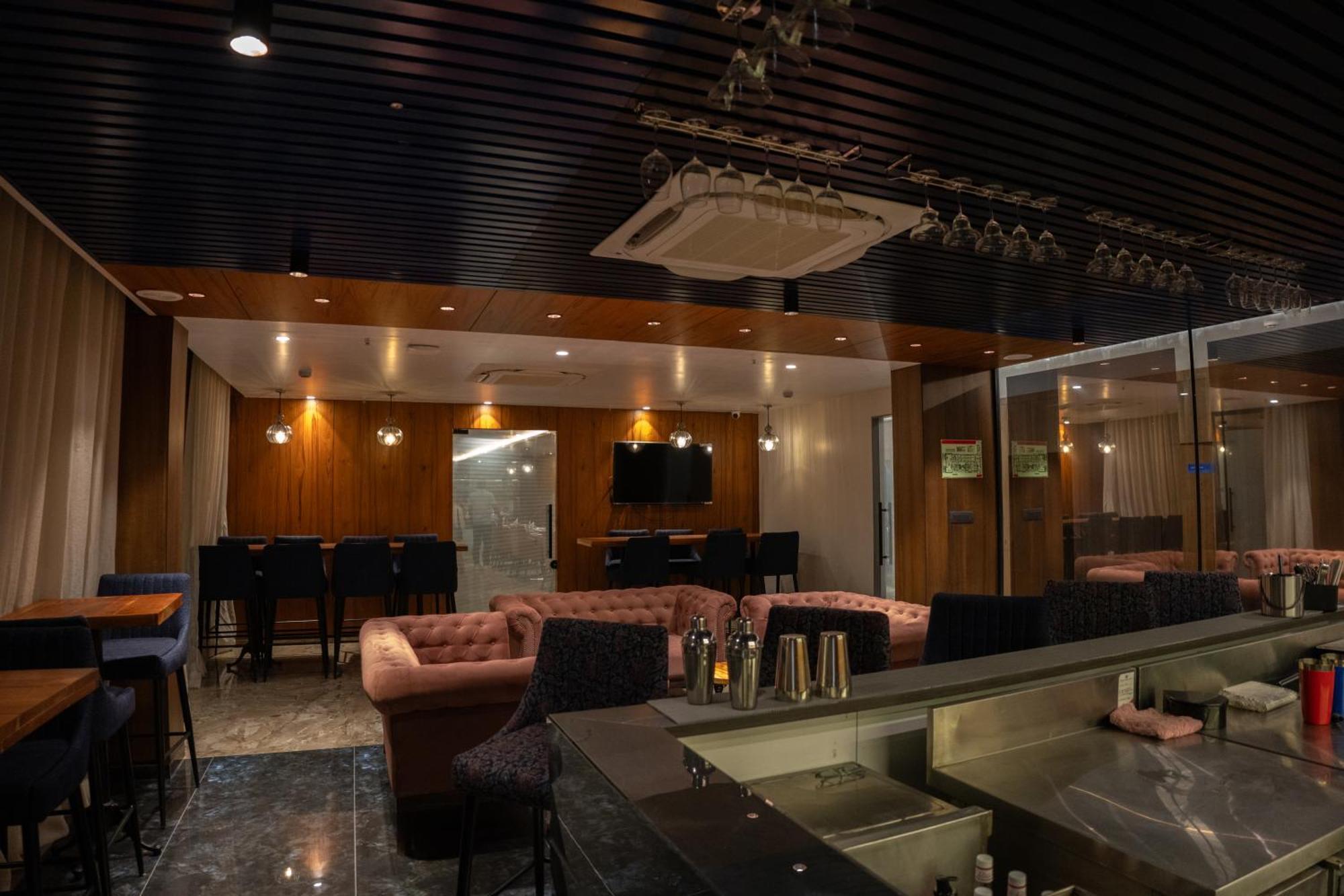 Hotel Pride Elite, Daman Exterior foto