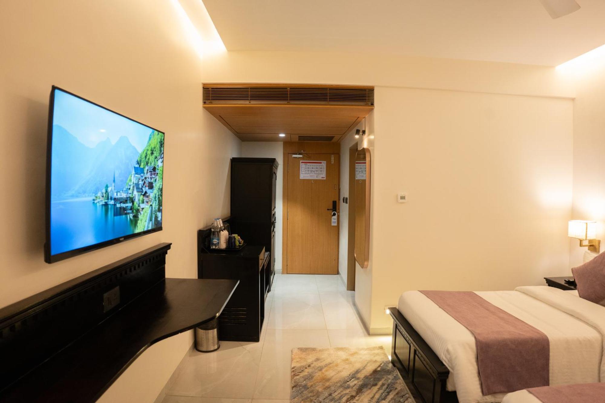 Hotel Pride Elite, Daman Exterior foto