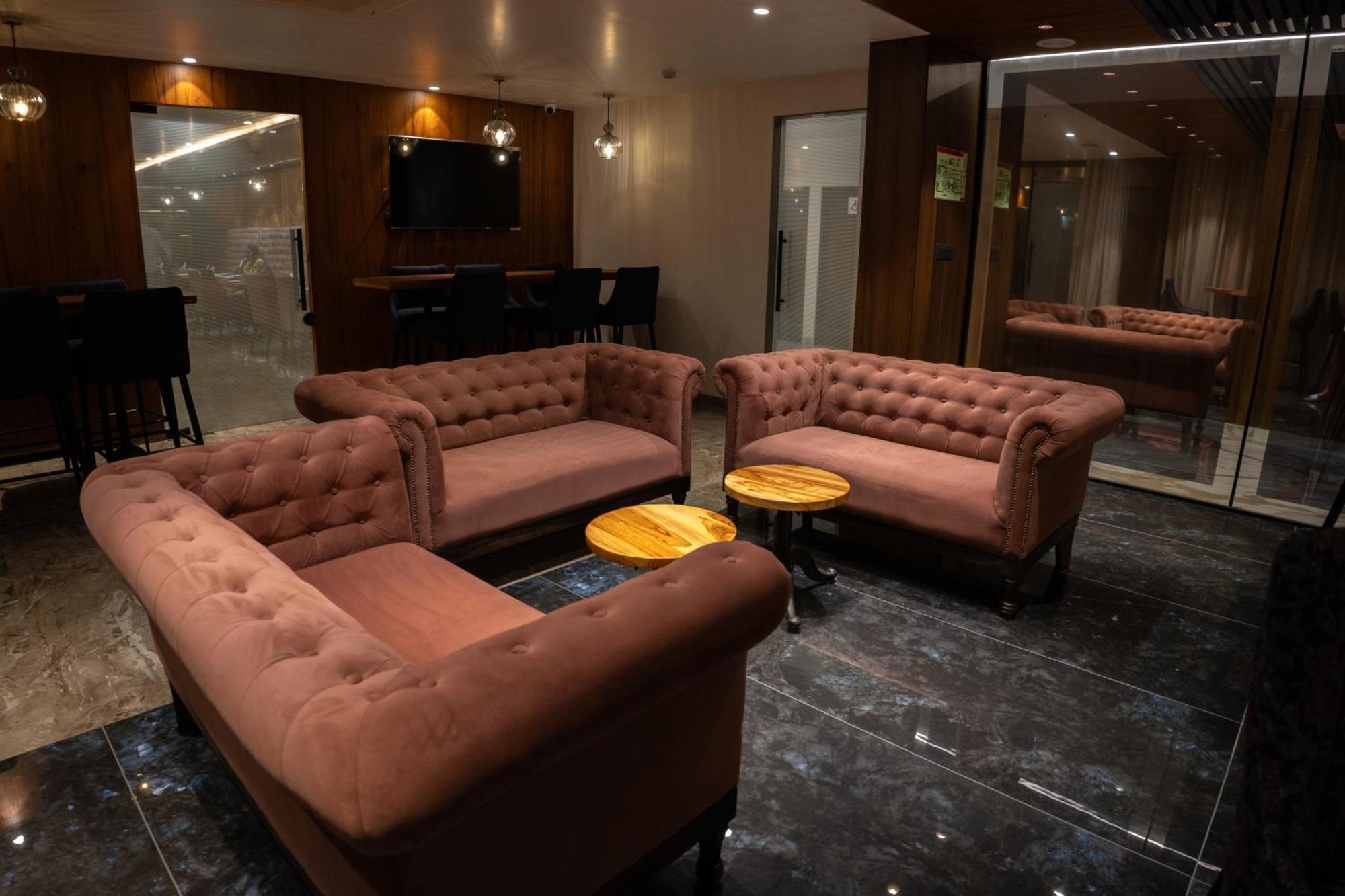 Hotel Pride Elite, Daman Exterior foto