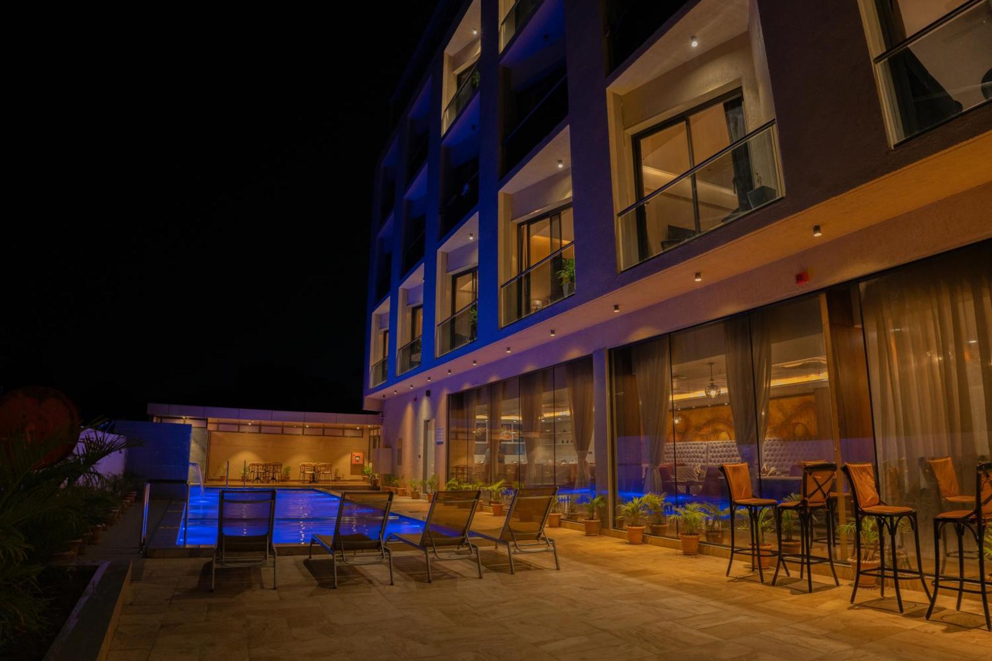 Hotel Pride Elite, Daman Exterior foto