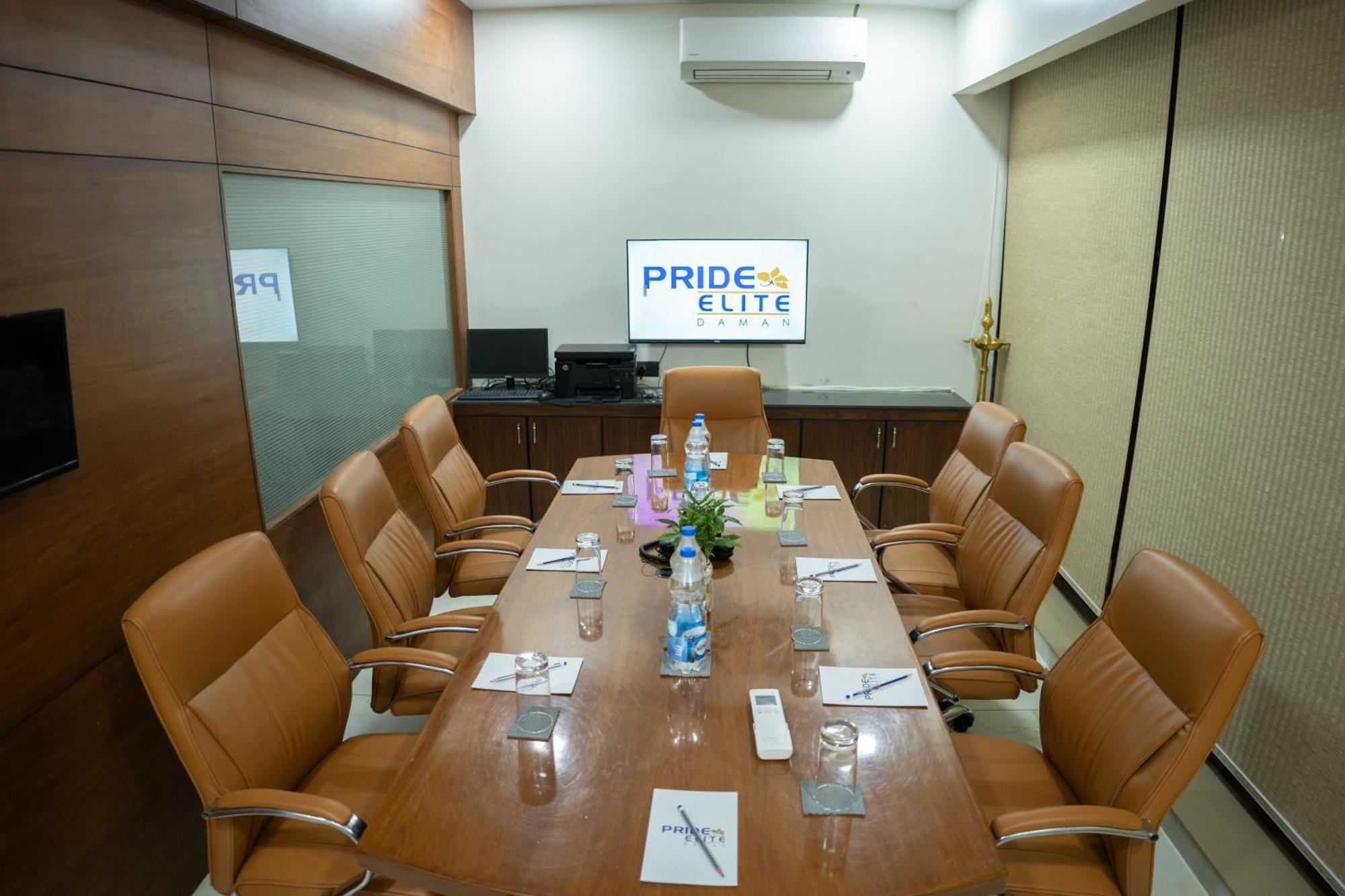 Hotel Pride Elite, Daman Exterior foto
