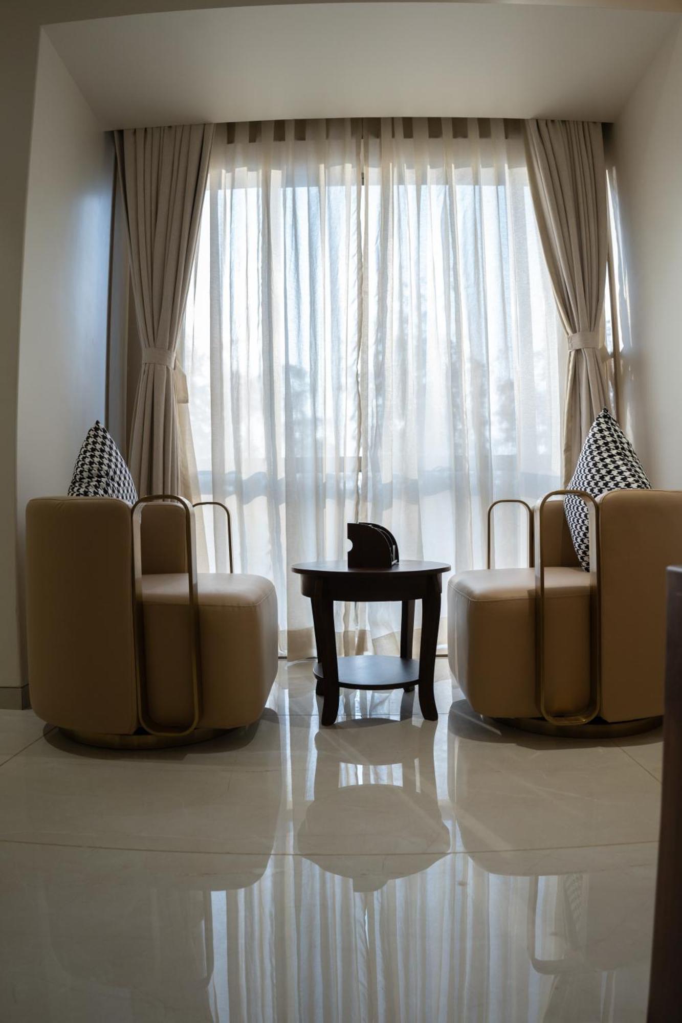 Hotel Pride Elite, Daman Exterior foto