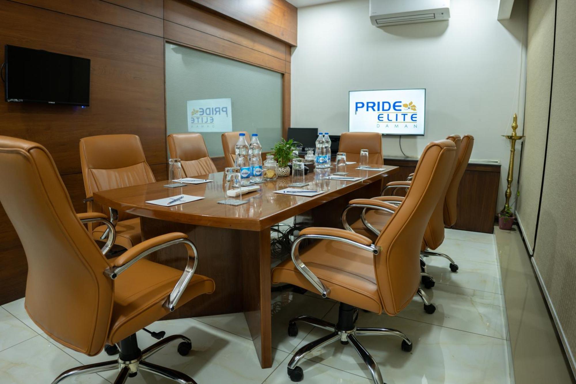 Hotel Pride Elite, Daman Exterior foto