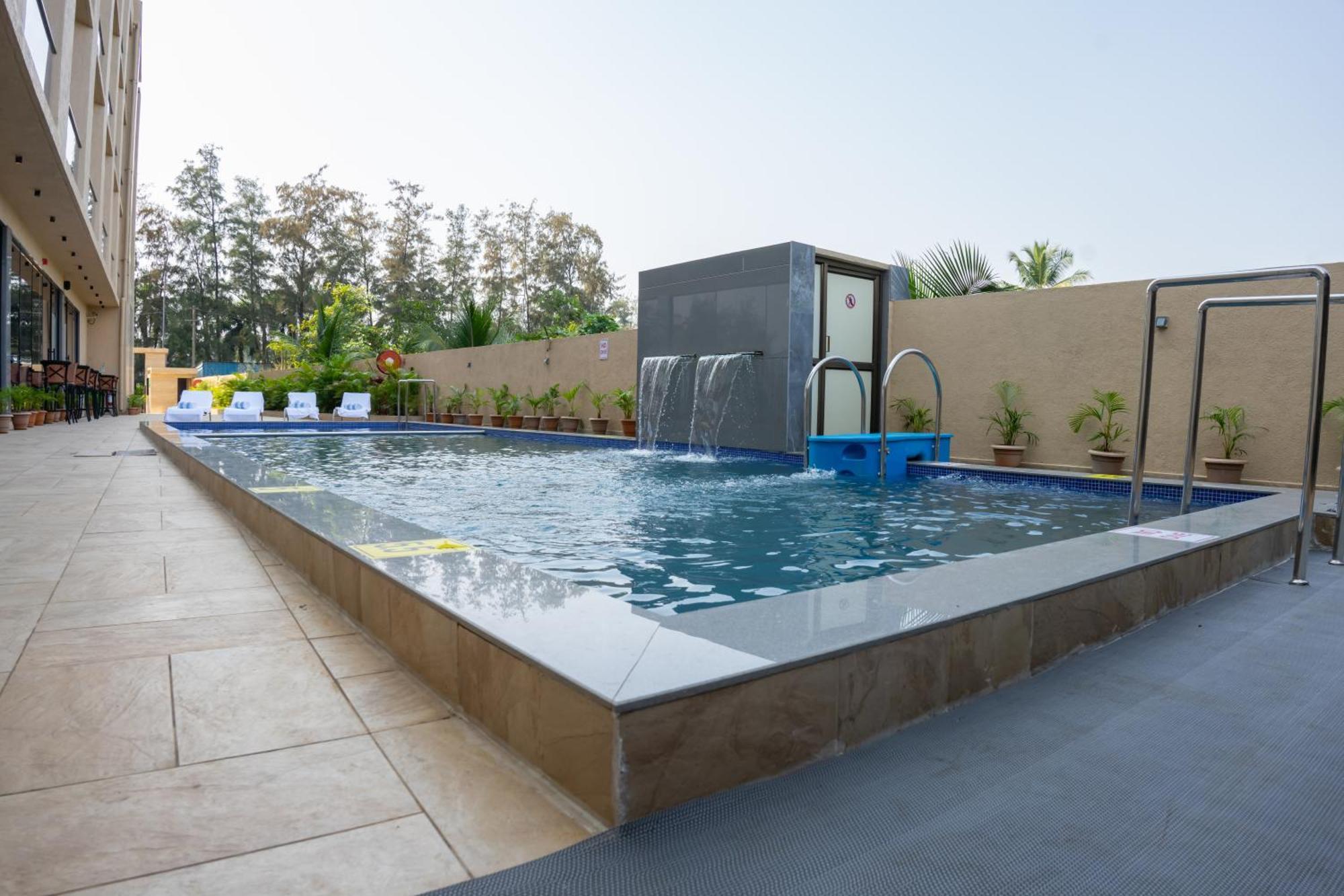 Hotel Pride Elite, Daman Exterior foto