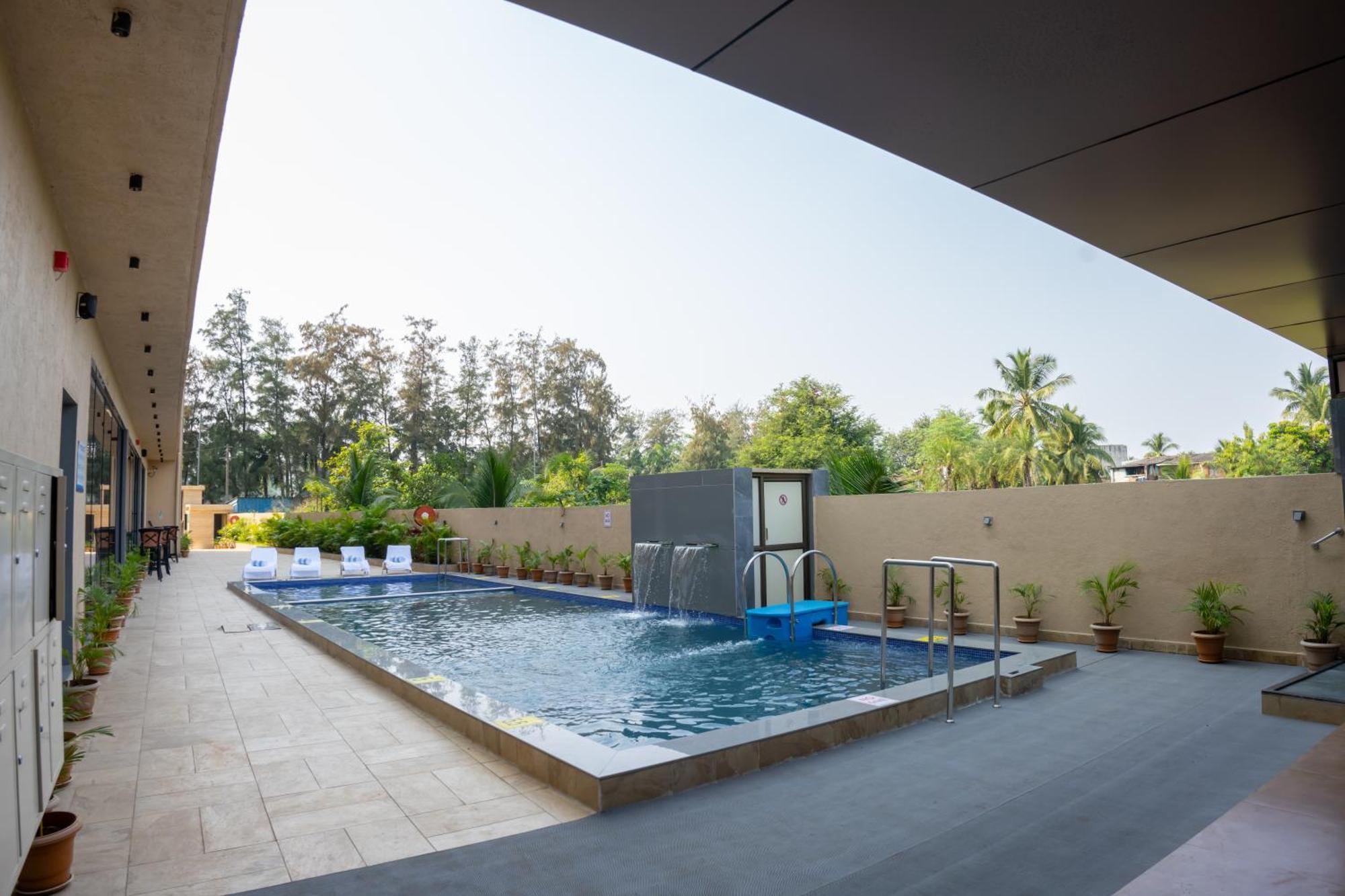 Hotel Pride Elite, Daman Exterior foto
