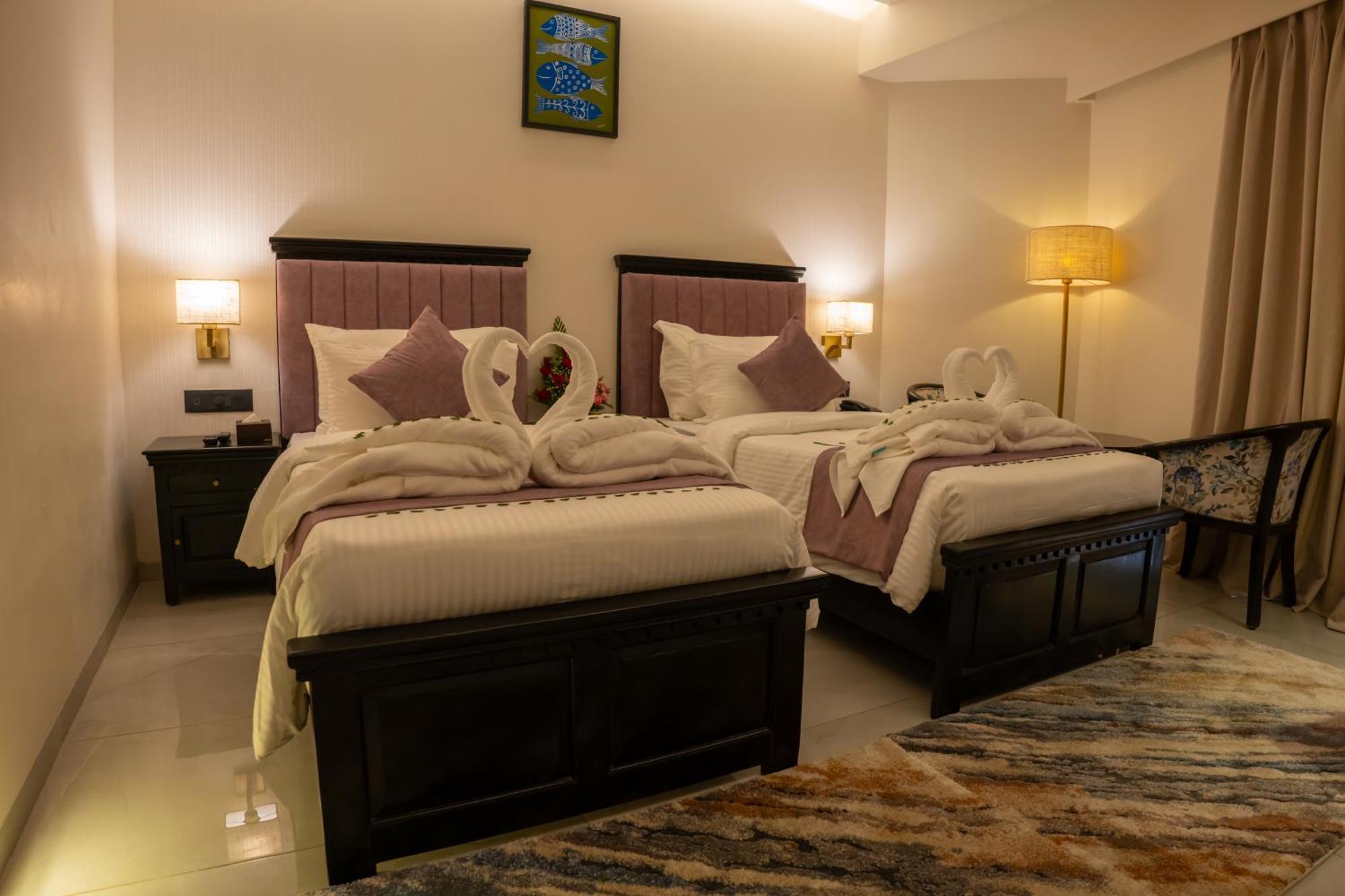 Hotel Pride Elite, Daman Exterior foto
