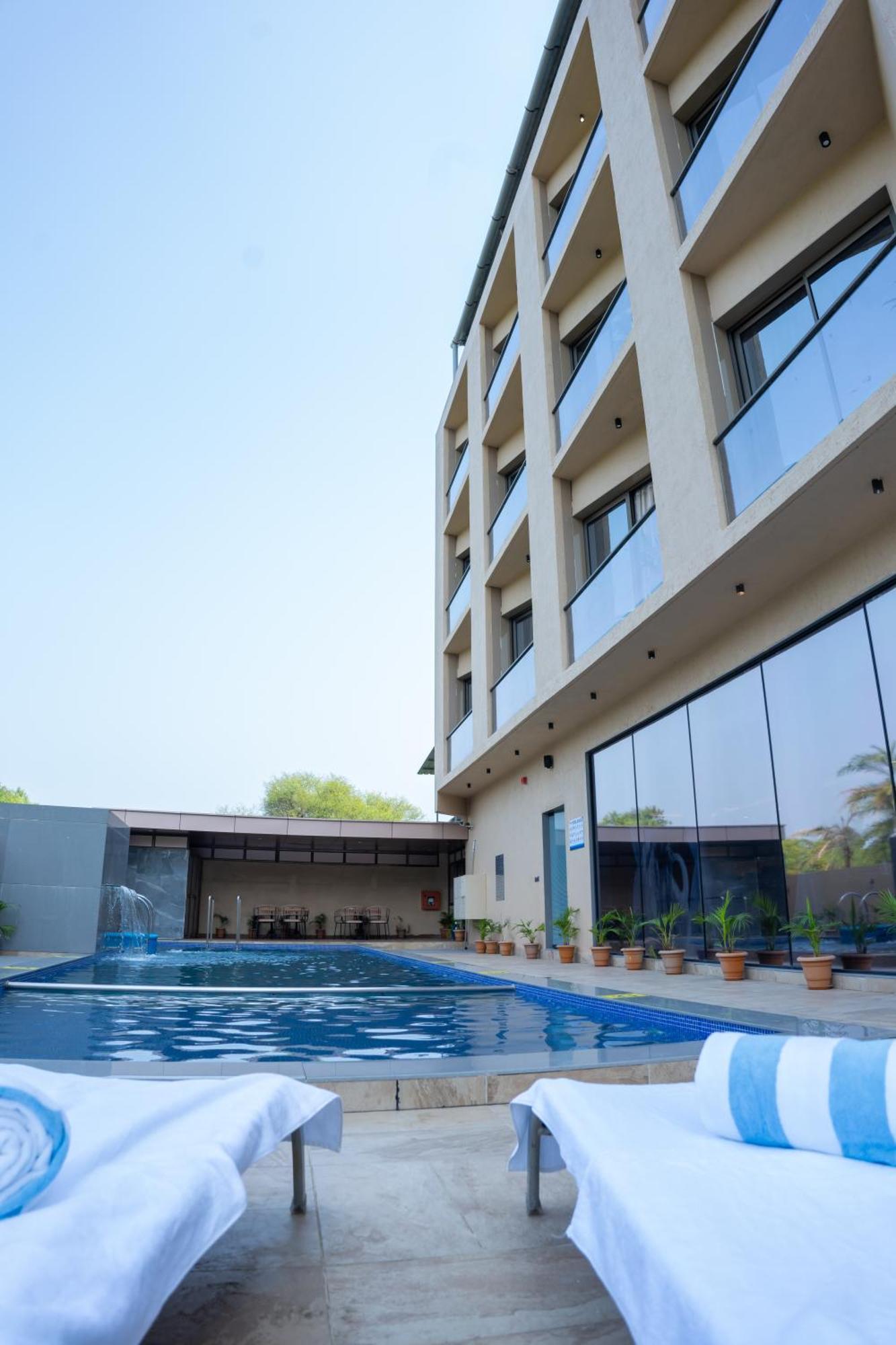 Hotel Pride Elite, Daman Exterior foto