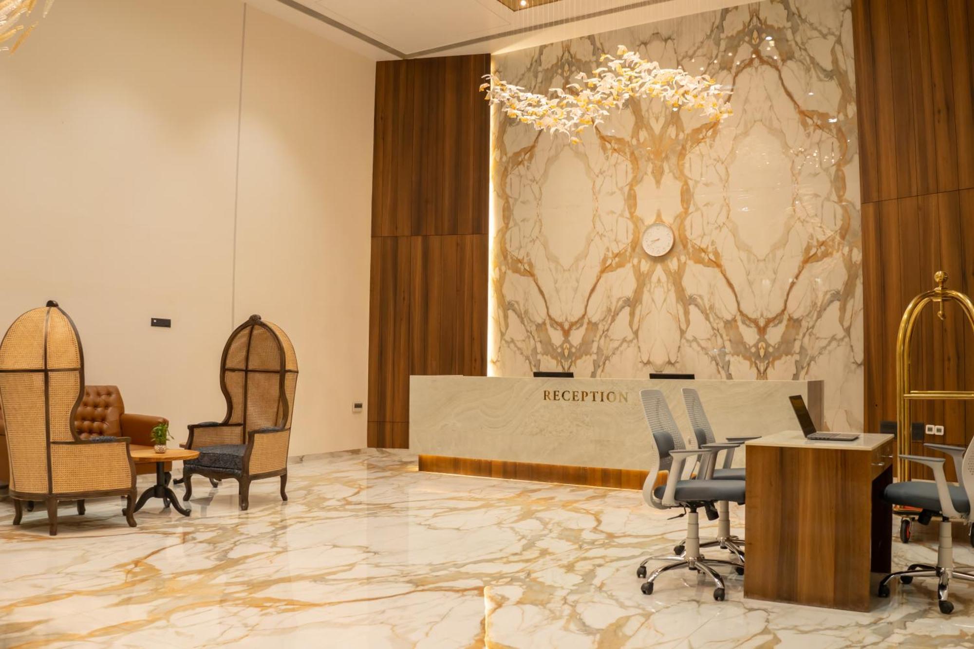 Hotel Pride Elite, Daman Exterior foto